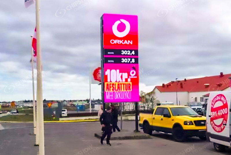 Insegna pubblicitaria a LED di una stazione di servizio in Islanda