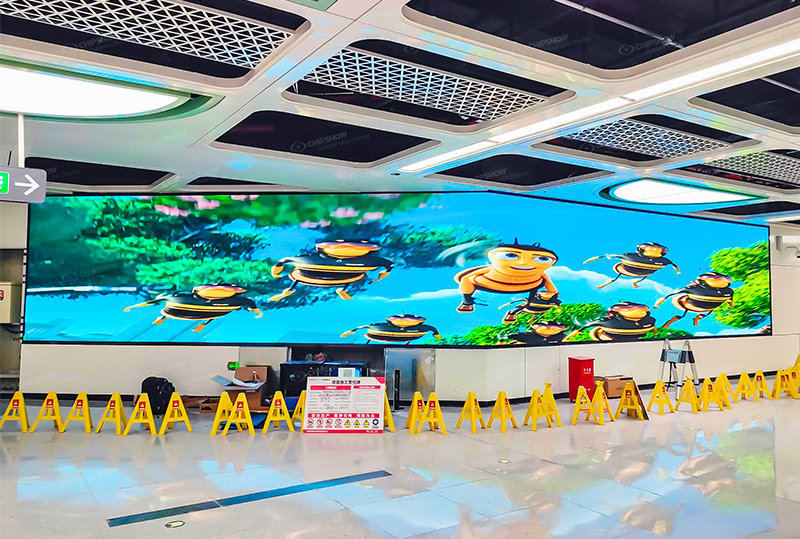 P1.58 Progetto di schermo di visualizzazione a LED ultra chiaro con spaziatura ridotta nella stazione della metropolitana di Shenzhen, in Cina
