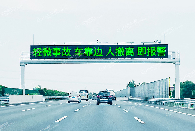 Un progetto di schermo LED a risparmio energetico ad altissima luminosità di tipo a cavalletto autostradale cinese